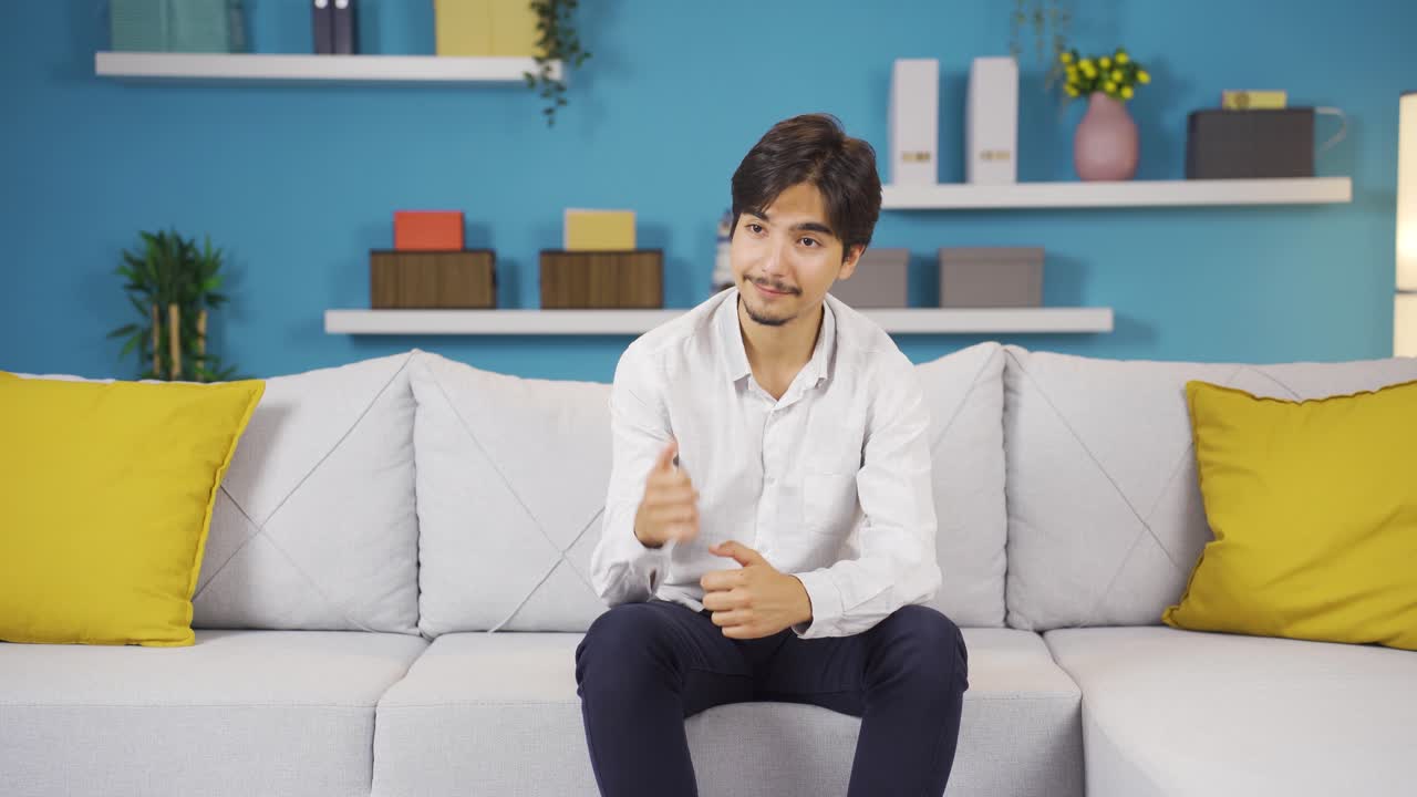 긍정적인 방식으로 고개를 끄덕이는 남자.