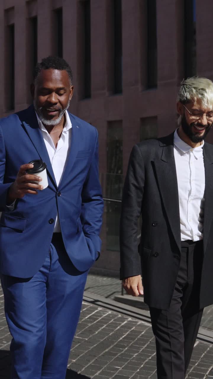 dos hombres de negocios caminando y hablando