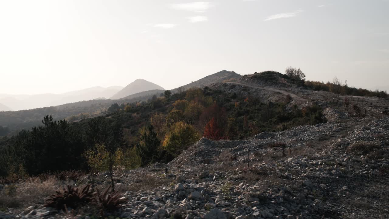 caminando por un sendero en la cresta de una montaña en macedonia