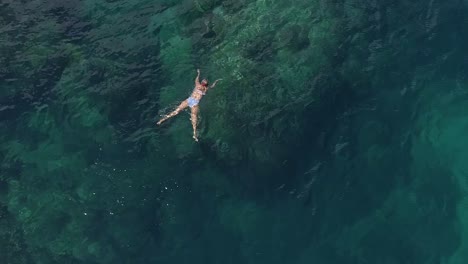 una mujer buceando en el océano.