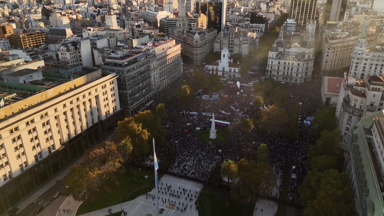gente en la plaza de mayo durante una manifestación de protesta por la universidad pública en argentina el 23 de abril de 2024, buenos aires