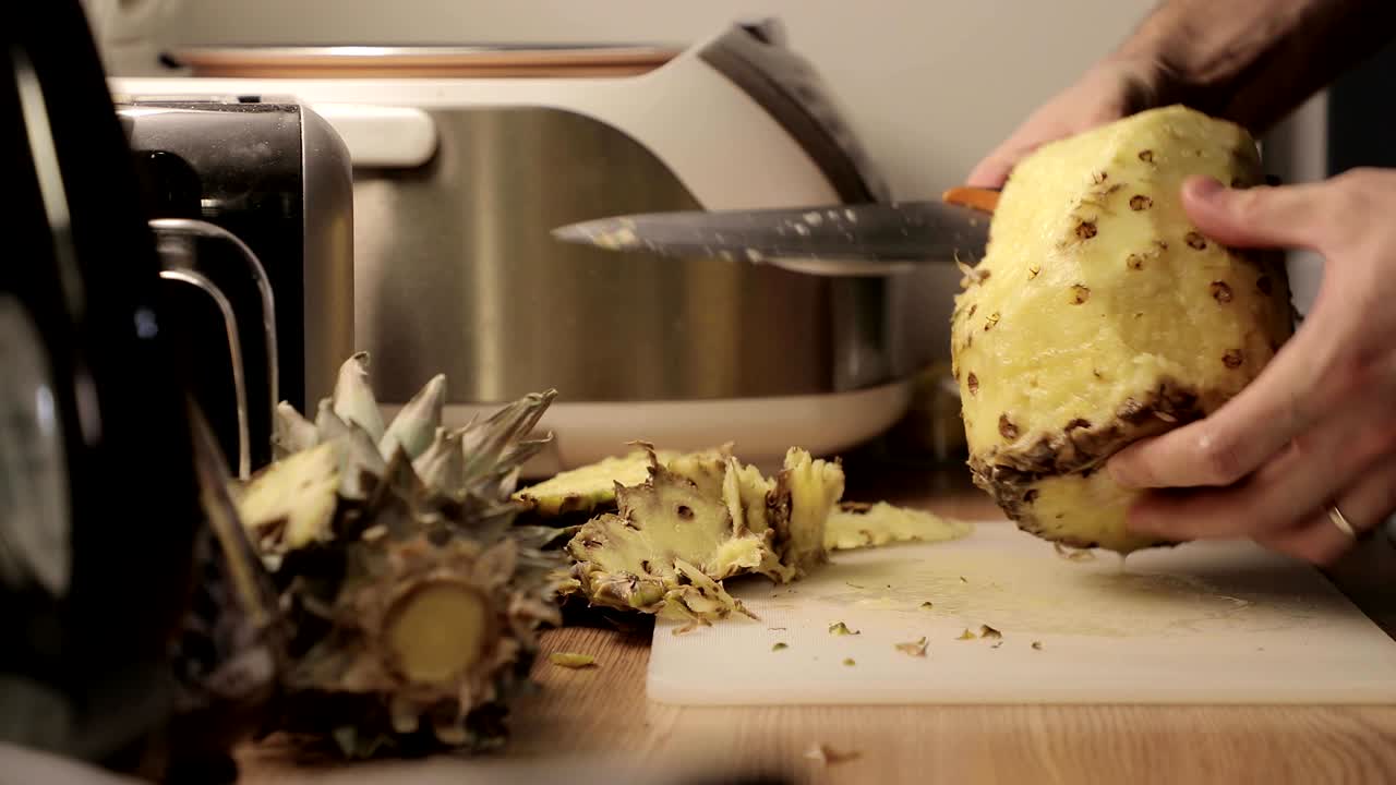 파인애플을 잘라내는 클로즈업