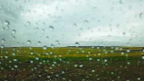 Gota-De-Lluvia-En-El-Cristal-Del-Coche