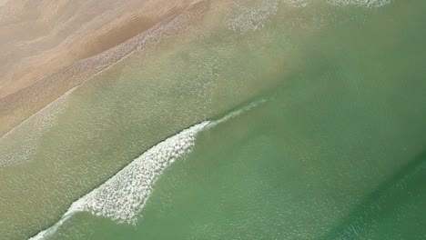 olas y vista superior de la playa 1080p