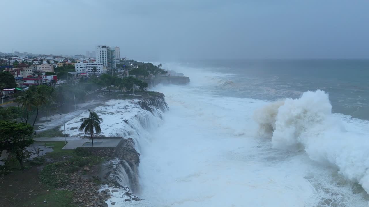 태풍의 파도가 산토 도밍고 시의 해안에 부히는 모습 - 공중에서 느린 동작으로 찍은 사진