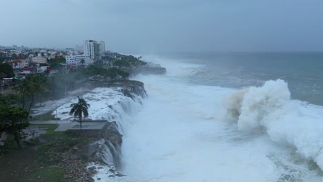 Olas-De-Tifón-Golpeando-La-Costa-De-La-Ciudad-De-Santo-Domingo---Toma-Aérea-En-Cámara-Lenta