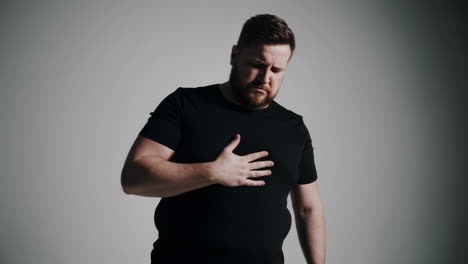 hombre con dolor en el pecho
