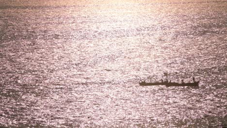 pescador indio local recogiendo su red de pesca