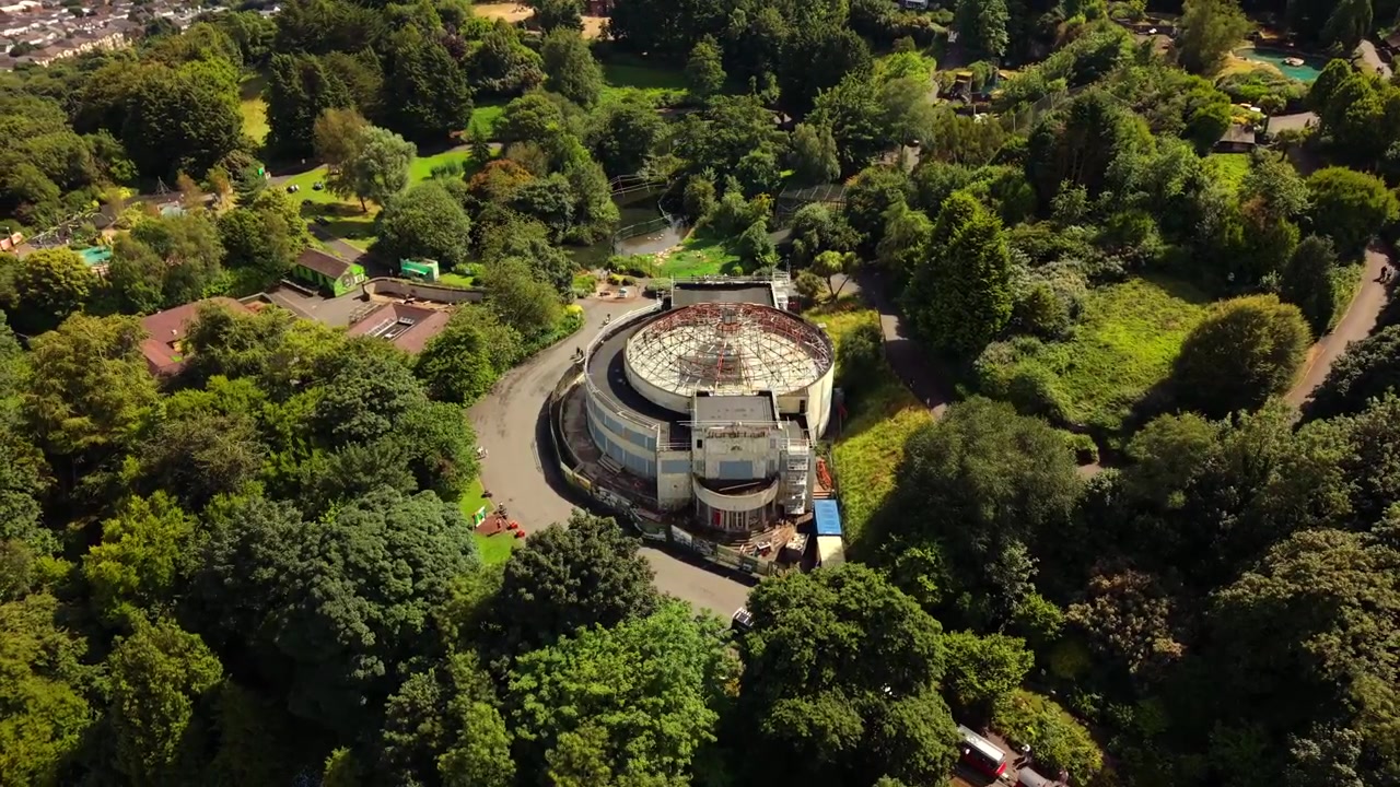 Vídeo aéreo 4K 60FPS no sentido anti-horário do Zoológico de Belfast e Cavehill em Belfast do Norte, Irlanda do Norte, no Reino Unido, em um dia ensolarado e brilhante. Produzido com cores Rec709.