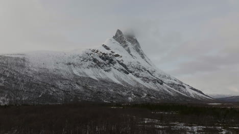 在挪威北部的雪覆蓋的奧特丁登山 (otertinden mountain) 遠離森林