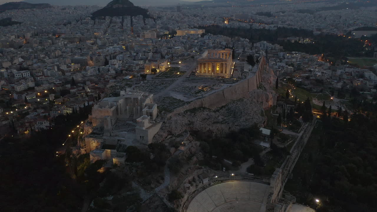 toma cinematográfica aérea de la acrópolis de atenas temprano en la mañana
