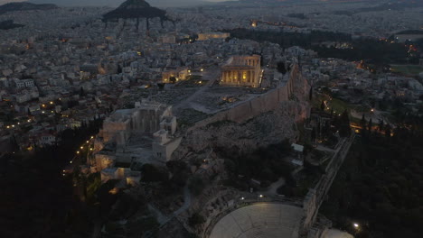 Filmische-Luftaufnahme-Der-Akropolis-Von-Athen-Am-Frühen-Morgen