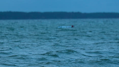 Ruhige-Dämmerung-über-Dem-Meer,-Sanfte-Wellen-Schimmern-In-Der-Dämmerung