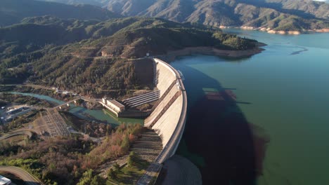 enorme presa de energía y planta hidroeléctrica