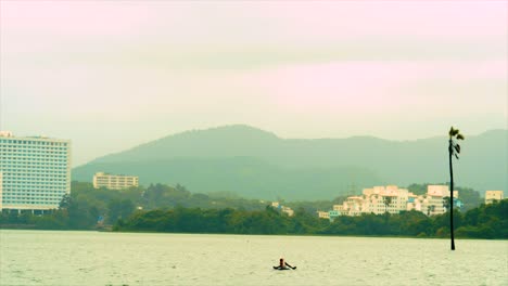 Pescador-De-Mumbai-Cruzando-El-Lago-En-Un-Pequeño-Bote