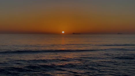 Puesta-De-Sol-Brillante-Rápido-De-Lapso-De-Tiempo-Con-Algunos-Barcos-Navegando