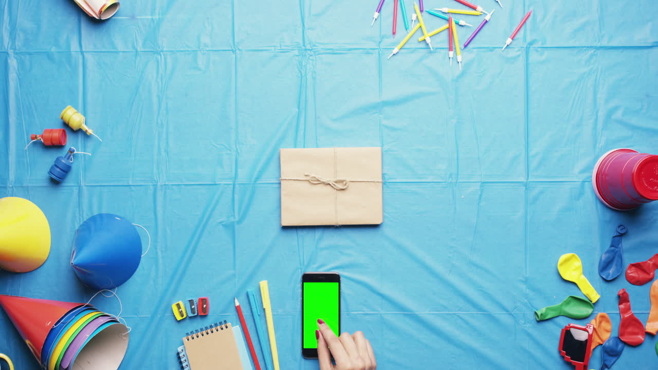 탑 뷰 여성 휴대 전화 디지털 터치 스크린을 사용하여 생일 파티를 계획 하 고 위에서 다채로운 손 - 빨간 서사시 드래곤