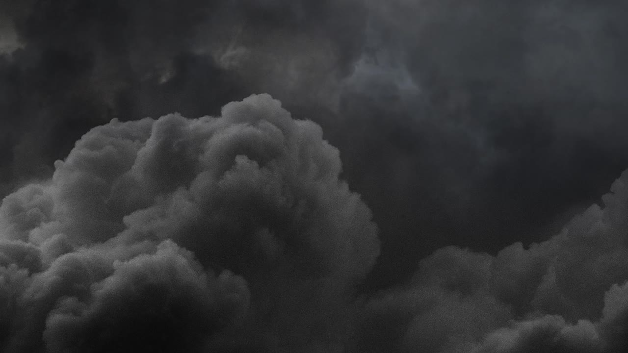 번개와 천둥 폭풍이 어두운 구름에 굴러