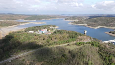 dron aéreo lago natural 7