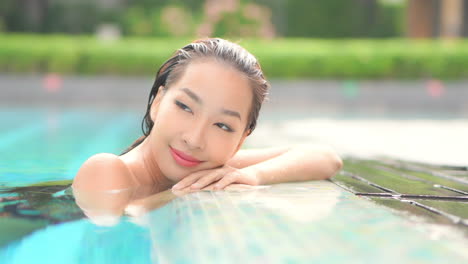 Retrato-De-Una-Hermosa-Mujer-Asiática-Sonriente-En-La-Piscina