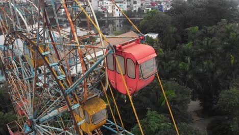 vista aérea de la rueda gigante abandonada de hanoi bajo la radiante luz del día, una vista intrigante de un entretenimiento olvidado que se eleva sobre la ciudad