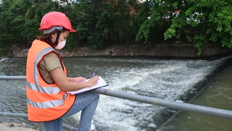 ingenieros ambientales trabajan en plantas de tratamiento de aguas residuales