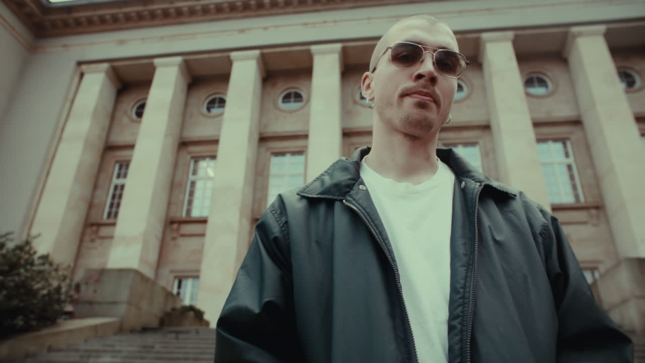 hombre frente a un edificio