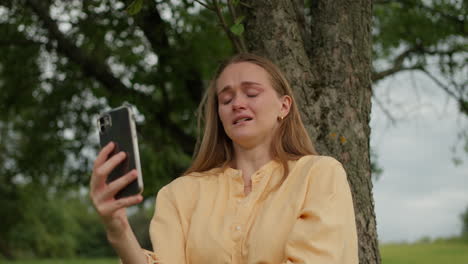 woman crying, mobile phone, video call, sad