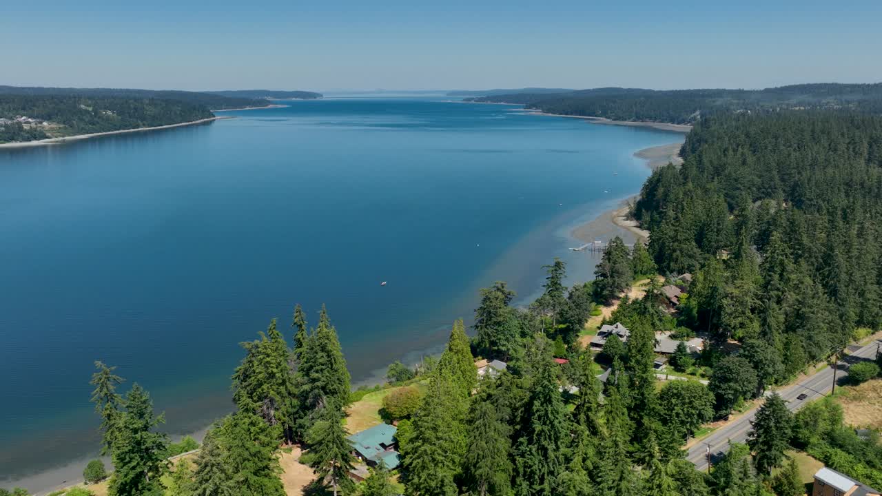 vista aérea del puerto de freeland, wa con hermosas vistas al mar