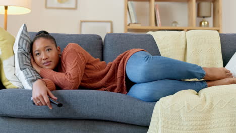 mujer aburrida viendo televisión, frustrada