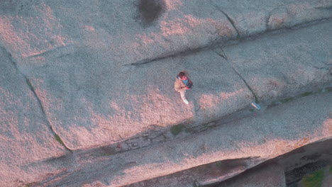 un joven volando un avión no tripulado al aire libre
