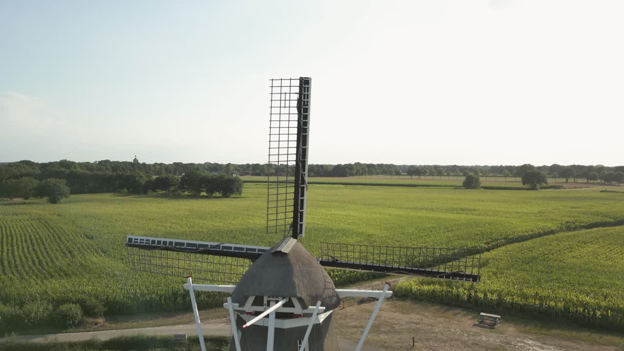 голландская ветряная мельница и сельскохозяйственный ландшафт