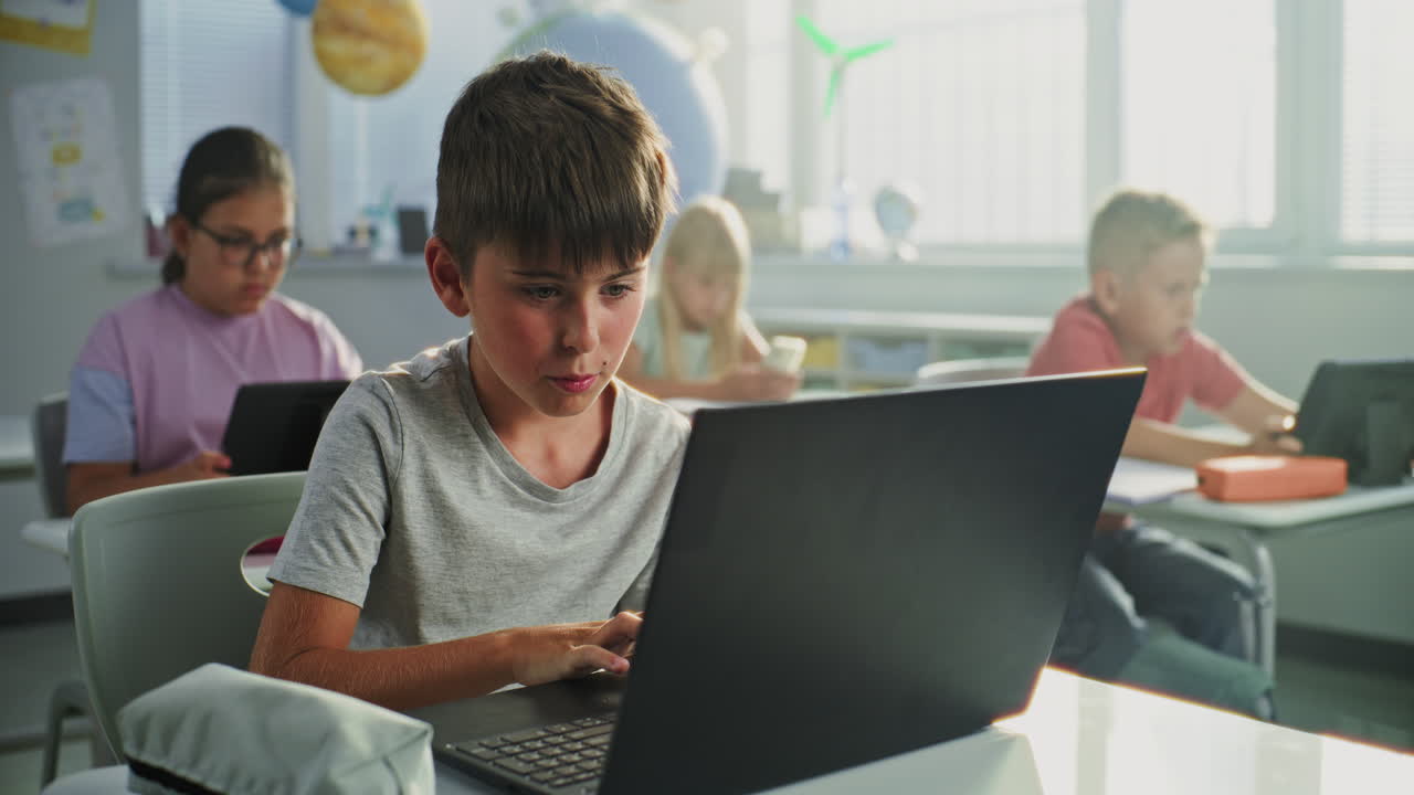 estudiantes usando computadoras portátiles en un aula