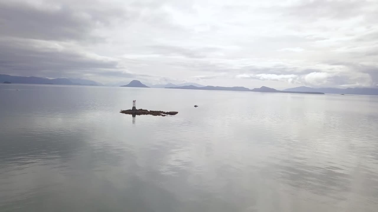 ⁇ 더빌트 산호초의 넓은 항공 뷰  ⁇ 더빌트 산호초의 태양에 의해 backlit, 알래스카 산맥 뒤에, 린 운하, 주노 아크