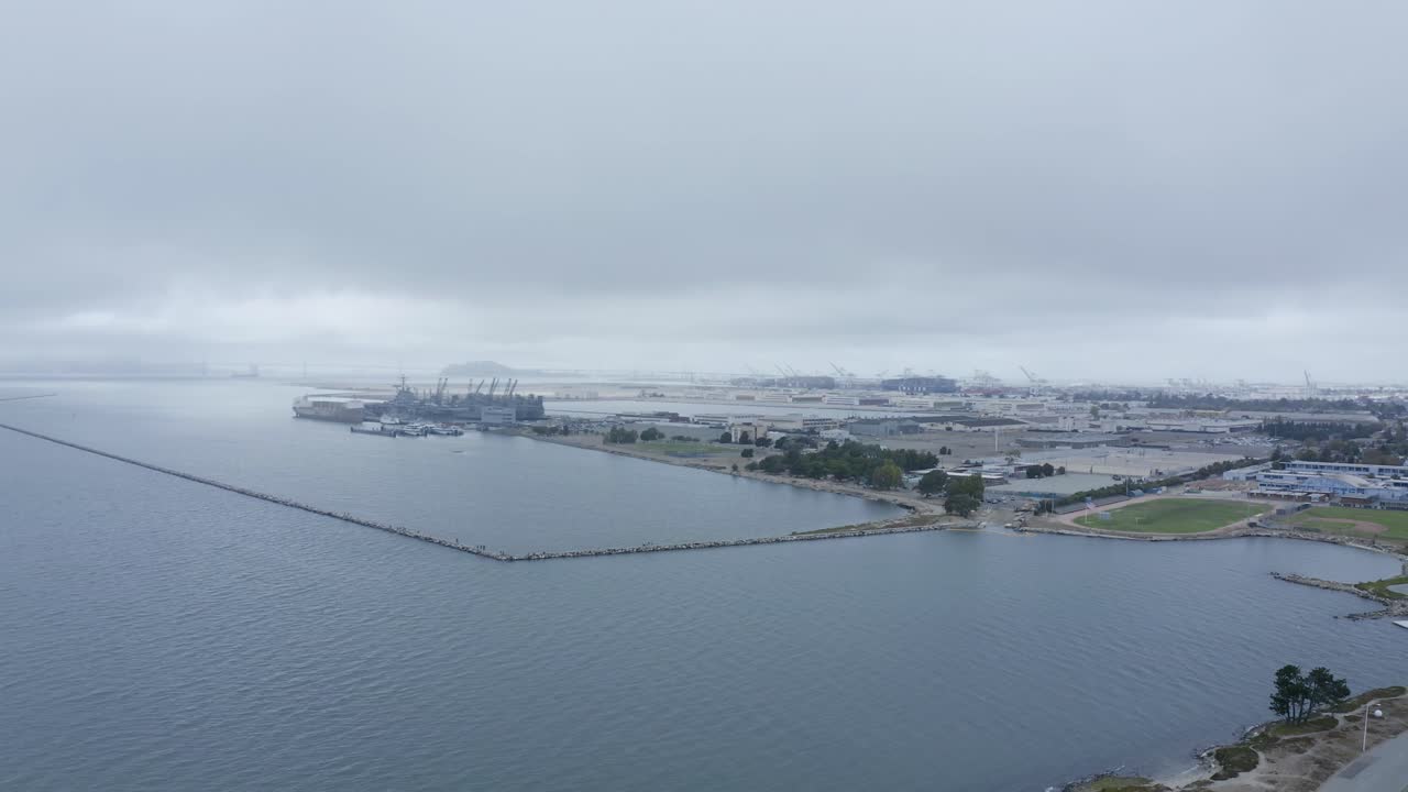 선착장에서 바람이 부는 날 안개와 비