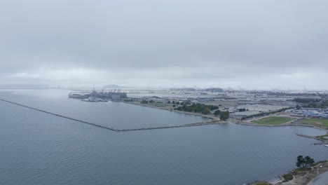 niebla y lluvia en un día ventoso en el puerto deportivo