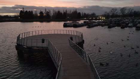 Volar-Sobre-El-Muelle-Al-Atardecer-En-El-Lago-Billing-Aquadrome