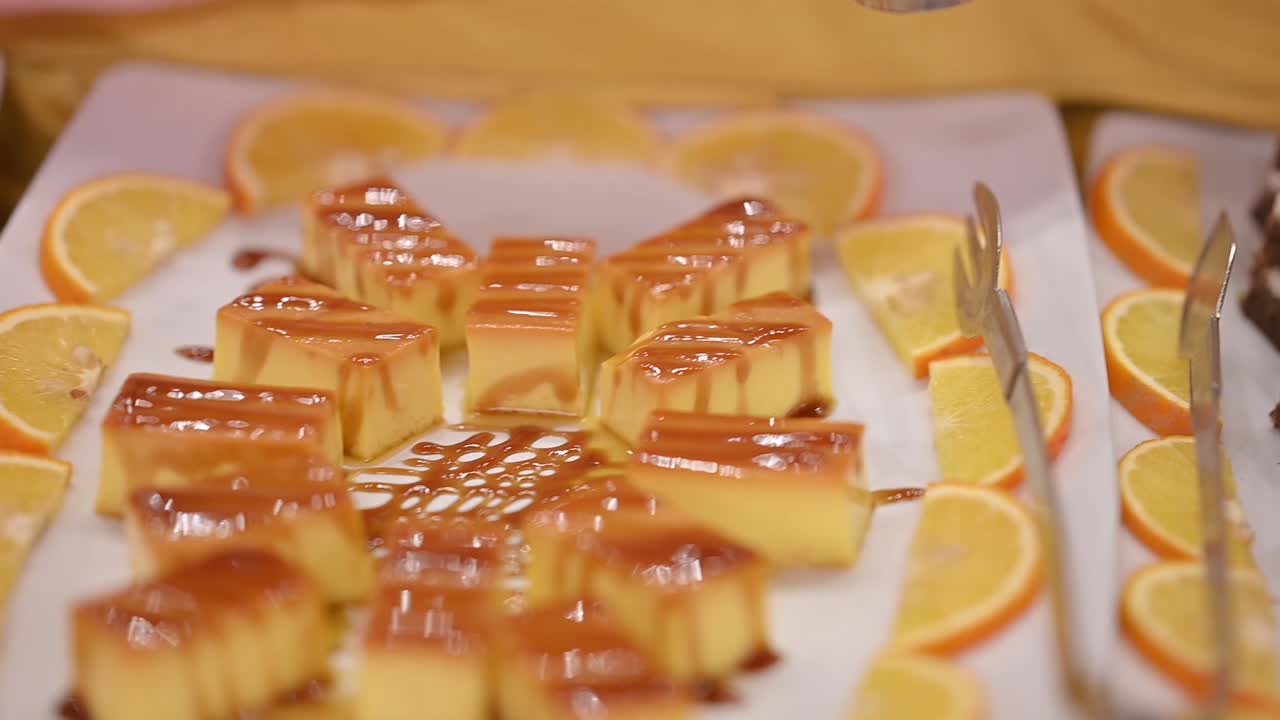 케이터링 서비스 개념:비즈니스 행사, 호텔, 생일 또는 결혼 축하 행사에서 다양한 스낵이 제공됩니다.