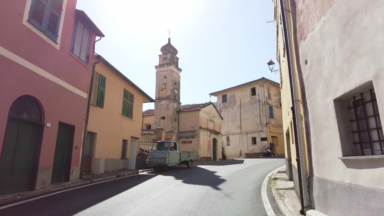 calle antigua en el pueblo de montaña italiano en liguria