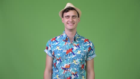 joven turista guapo listo para las vacaciones