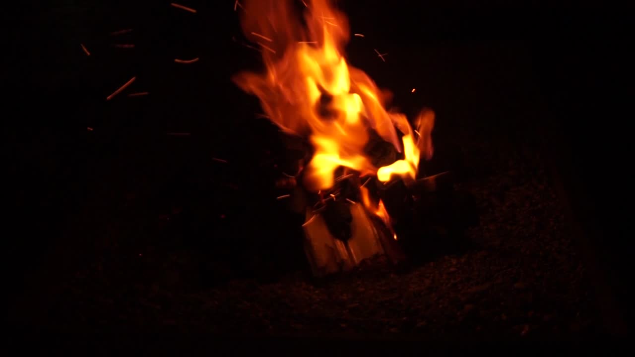 chispas volando alrededor rápido en la parrilla