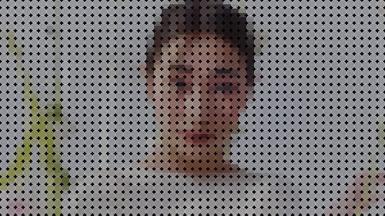 Mosaico Digital Abstrato de um Rosto Humano com Formas Geométricas Mutáveis.