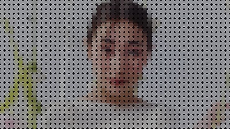 Mosaico digitale astratto di un volto umano con forme geometriche mutevoli.