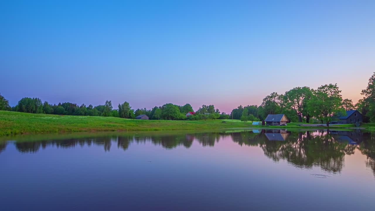 timelapse de paisaje sobre un lago al amanecer