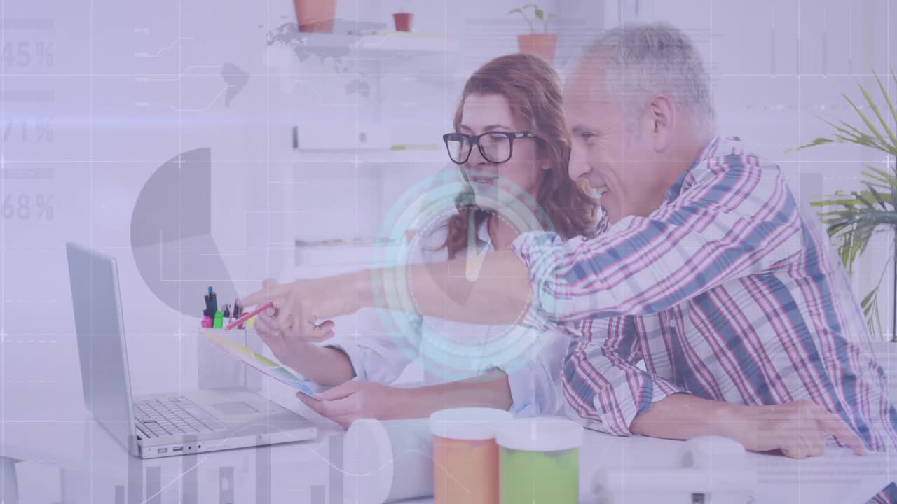 animación de diversos datos y reloj sobre mujeres y hombres caucásicos colegas que trabajan en la computadora