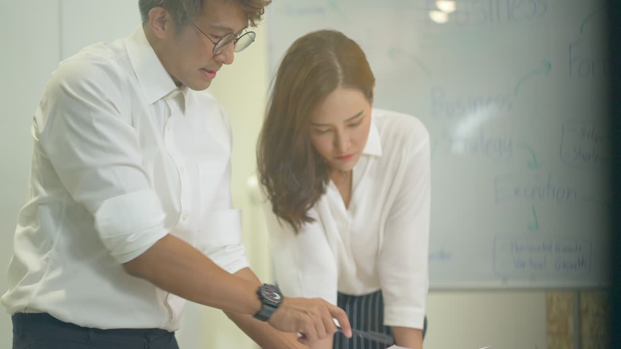 gente de negocios creativa y visionaria discutiendo, compartiendo ideas. líder de equipo explicando la estrategia de desarrollo de la empresa a jóvenes colegas. toma de ideas y disfruta trabajando juntos para lograr objetivos comerciales. panning shot.