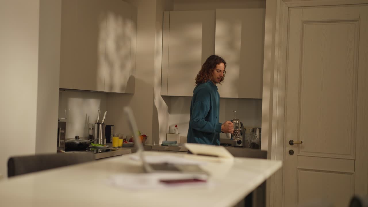 Una persona in cucina