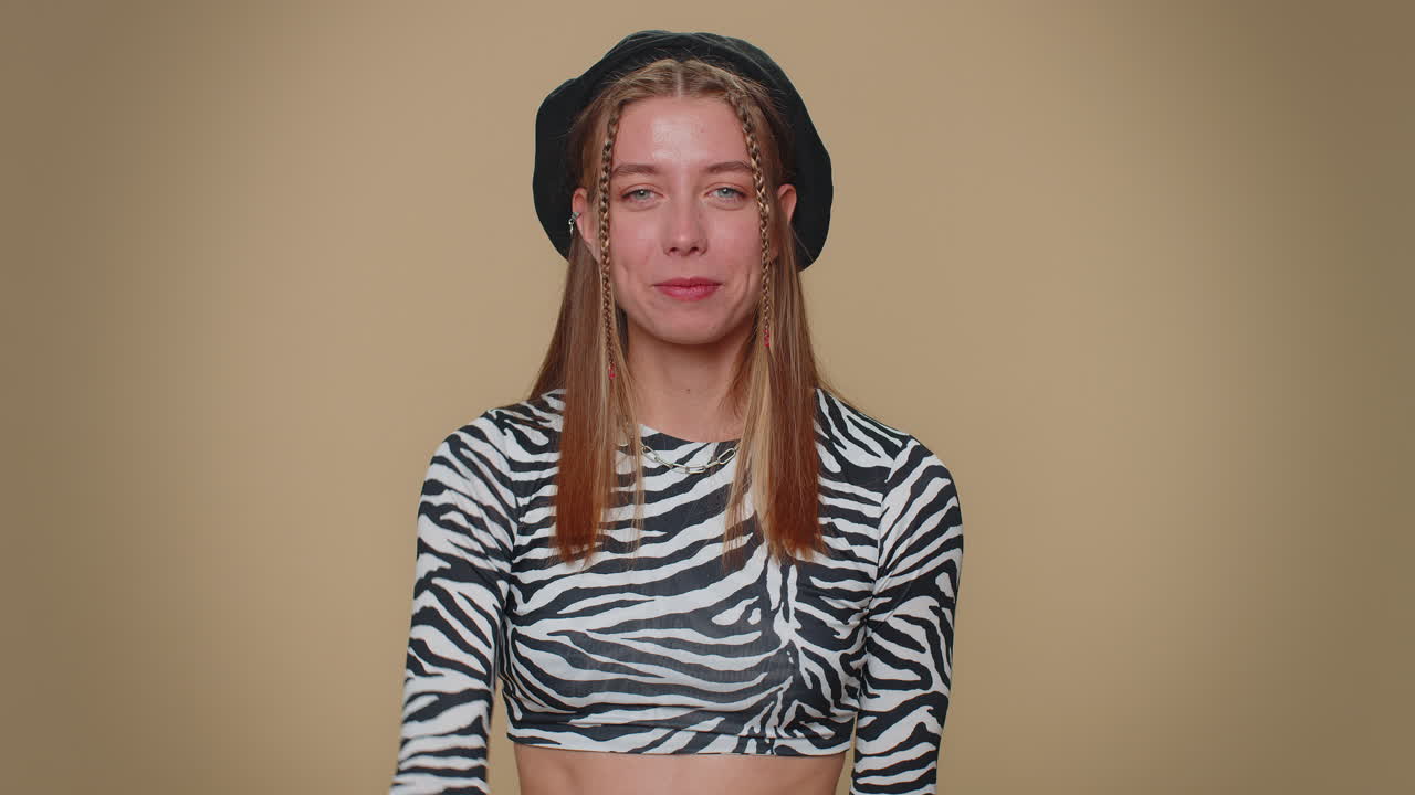 sincera responsable mujer bonita levantando la mano para hacer un juramento, prometiendo ser honesta y decir la verdad