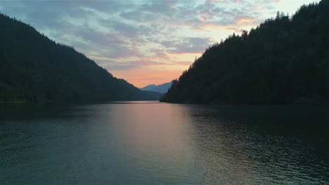 fondo de montaña de la naturaleza canadiense durante la puesta de sol colorida-1