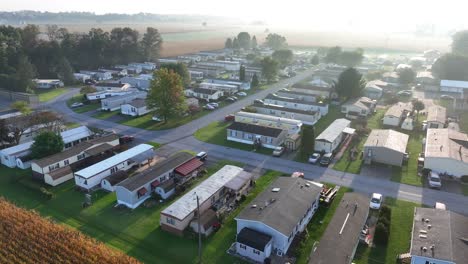 Parque-Rural-De-Casas-Rodantes-Durante-El-Amanecer.